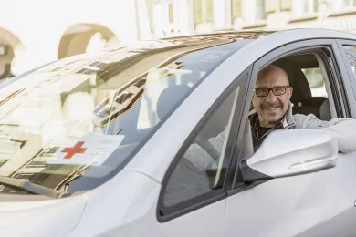 Ein freiwilliger Fahrer sitzt im Auto