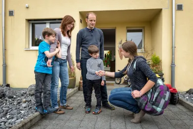 Familie lernt Babysitterin kennen