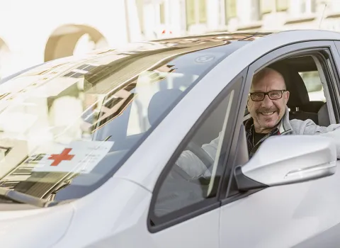 Ein freiwilliger Fahrer sitzt im Auto